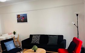 Minimalist 2-Bed, 2-Bath Apartment In Melbourne Cbd - Free Parking